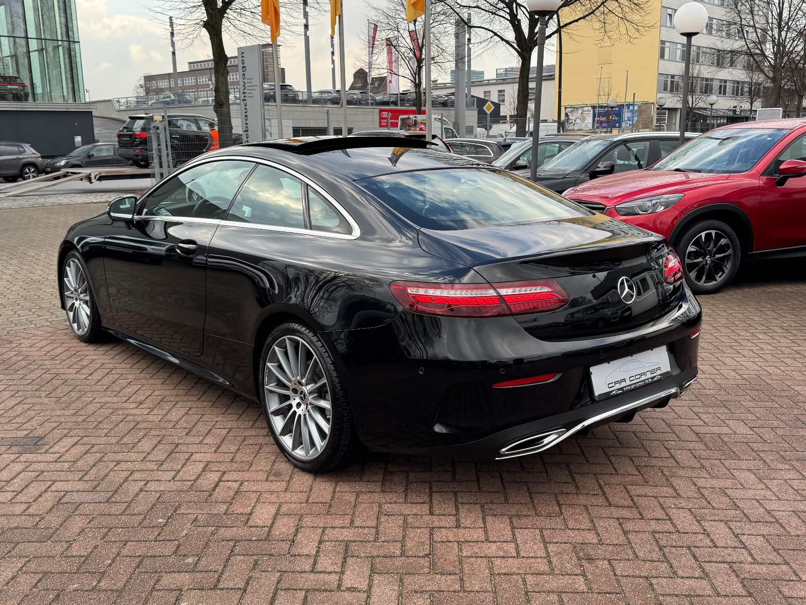 Fahrzeugabbildung Mercedes-Benz E 300 Coupe 9G 2X AMG LINE PANORAMA MBUX 20 ZOLL