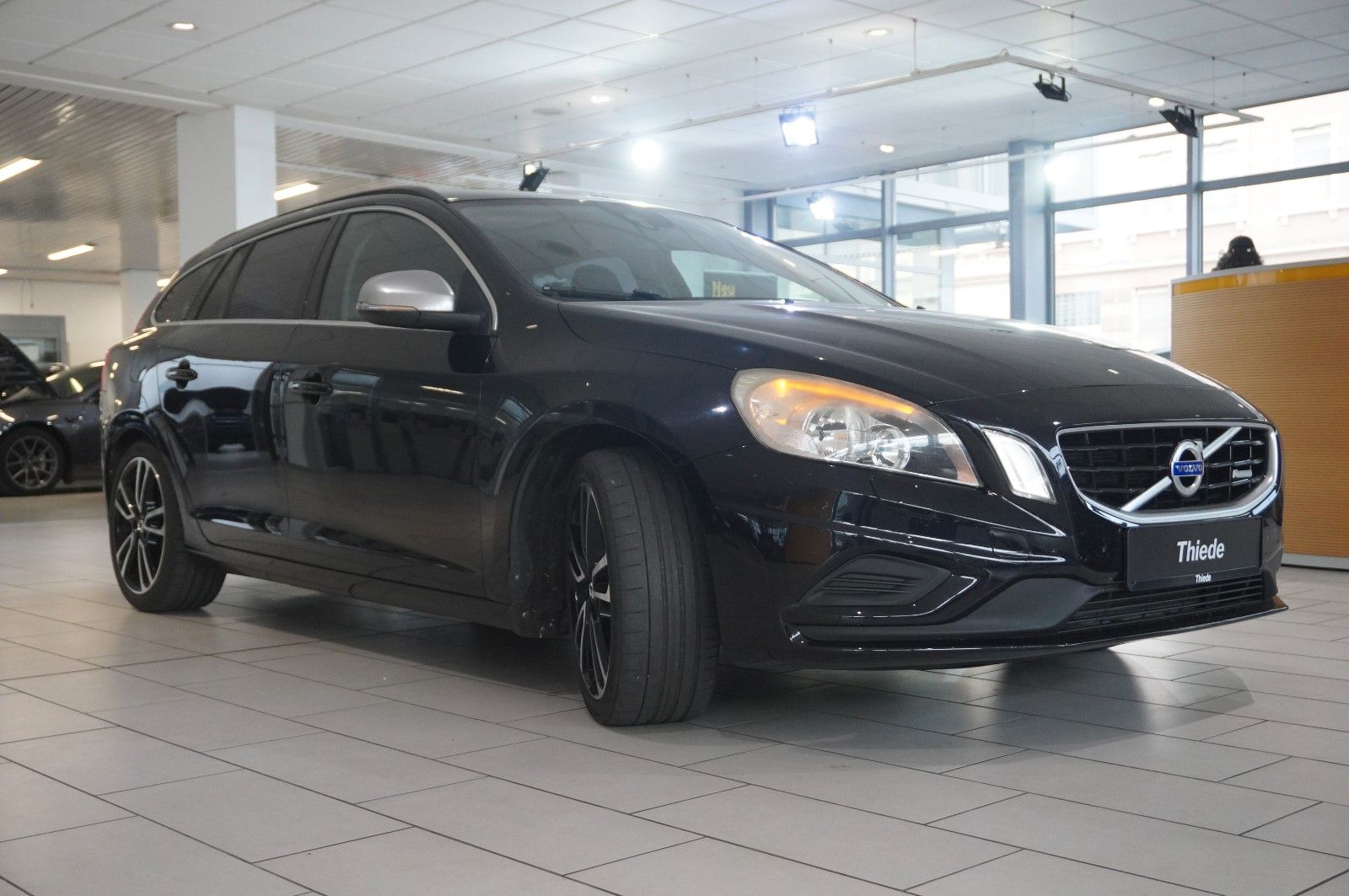Fahrzeugabbildung Volvo V60 Kombi D4 R-DESIGN NAVI/LED/SHZPDC/AHK