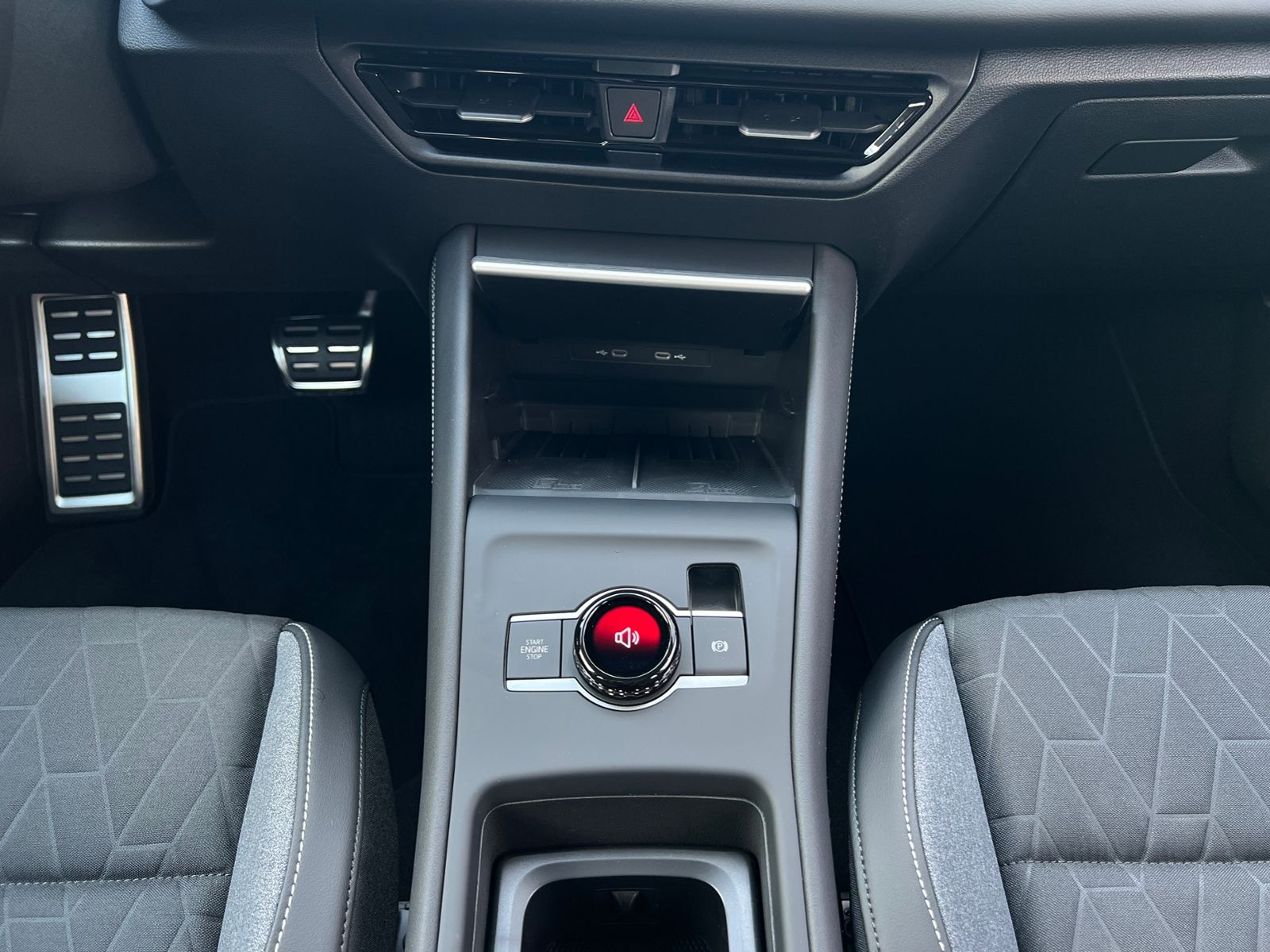 Fahrzeugabbildung Volkswagen Tiguan  ENERGY 2.0 TDI DSG *AHK, Navi, Travel As