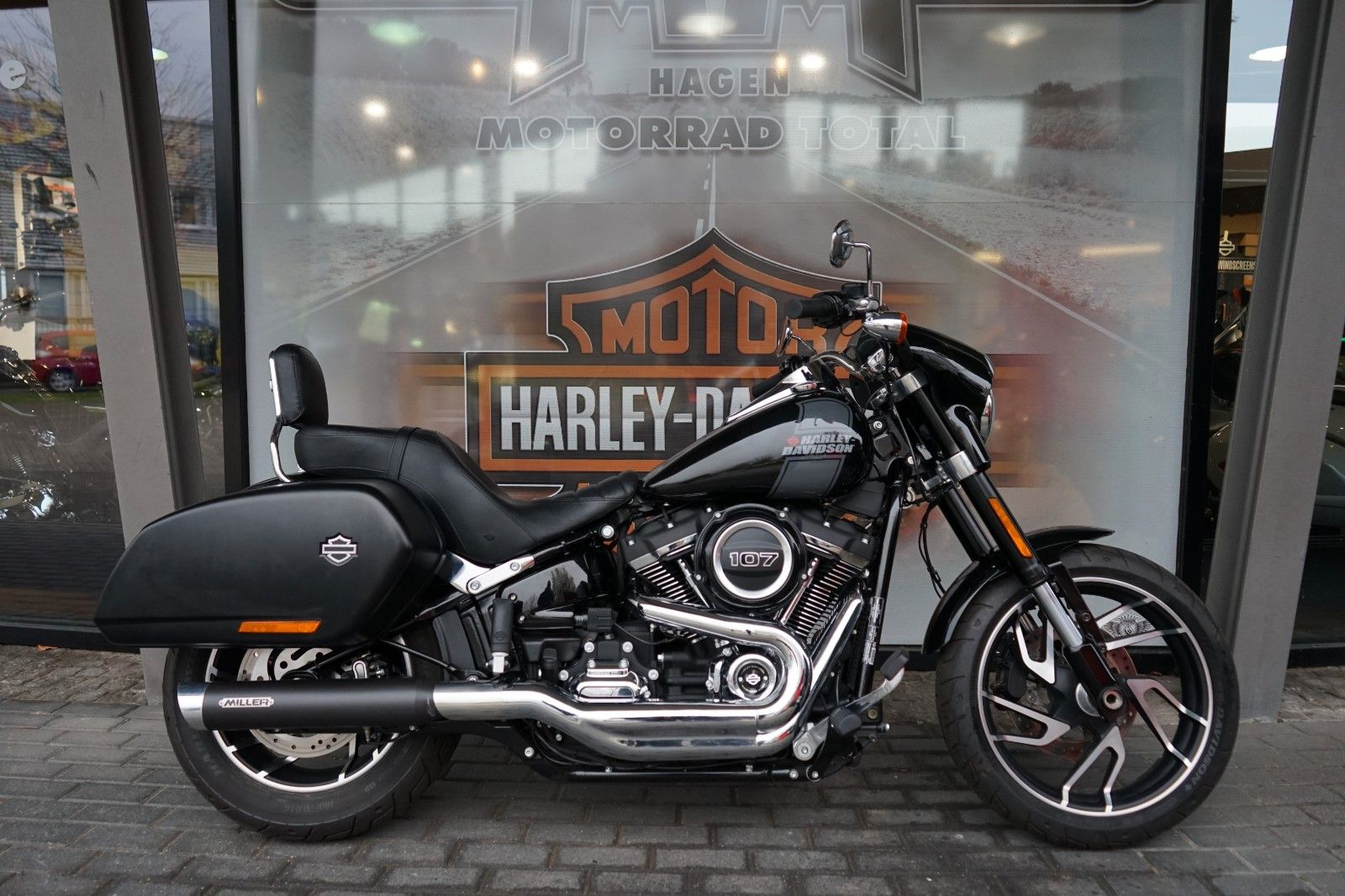 Fahrzeugabbildung Harley-Davidson Softail Sport Glide FLSB 107 mit Miller Auspuff