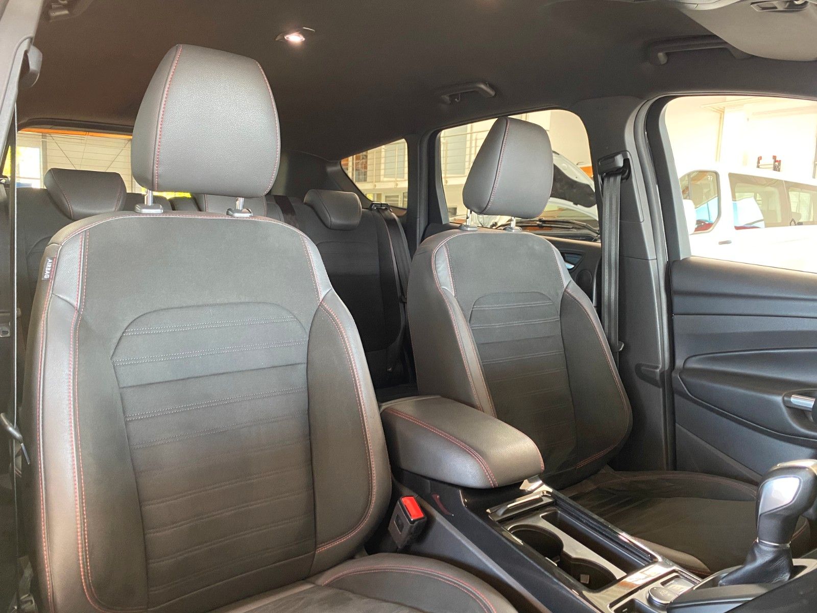 Fahrzeugabbildung Ford Kuga ST-Line 4x4 Navi Kamera Winterpaket SRA