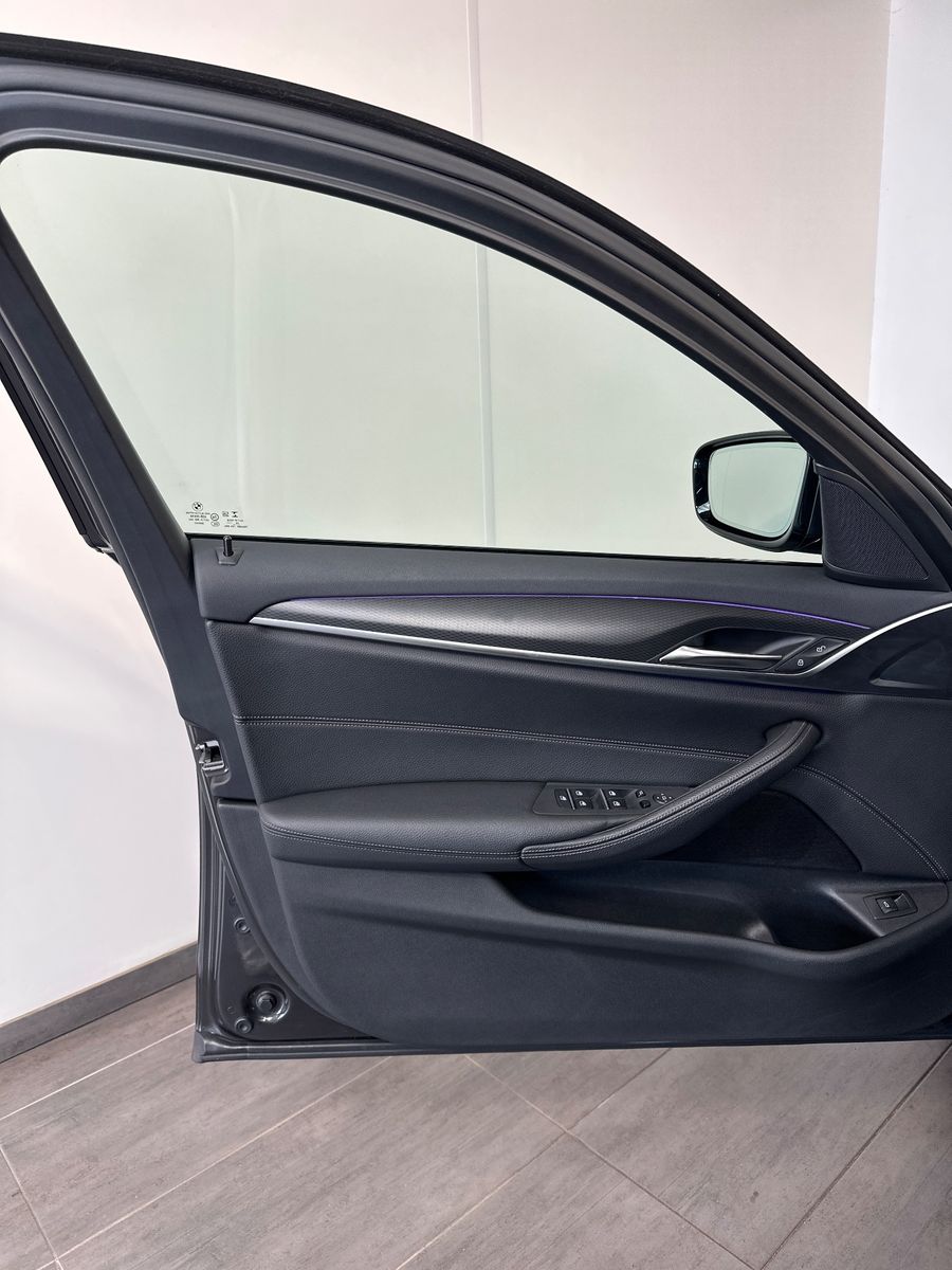 Fahrzeugabbildung BMW 540 i Touring xDrive M-Sport NAV+LED+HEAD-UP