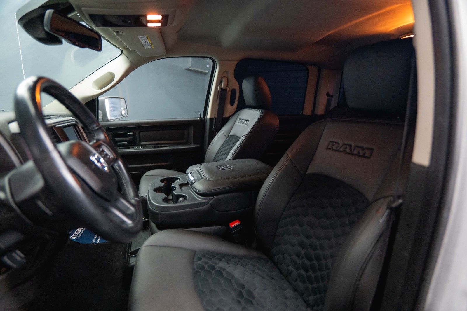 Fahrzeugabbildung Dodge RAM 5.7 V8 HEMI 4x4 OFFROAD Night-Paket *LED*AHK