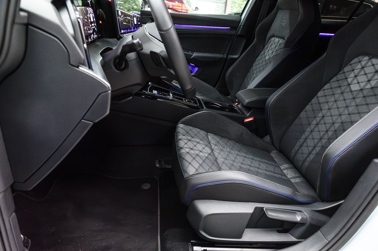 Fahrzeugabbildung Volkswagen Golf VIII 2.0 TDI R-Line IQ-LIGHT+BLACK-STYLE