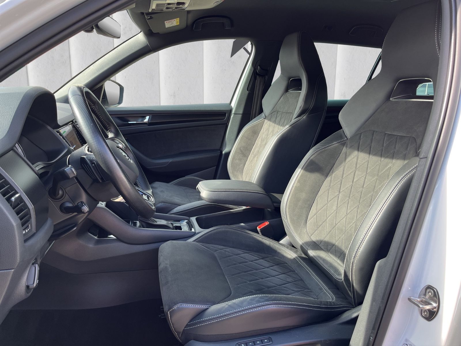 Fahrzeugabbildung SKODA Kodiaq Sportline 4x4*SHZ*LHZ*NAVI*AHK*ACC**