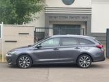 Hyundai i30 cw YES! Plus /Panorama/Navi/R-Kamera/2-Hand - Hyundai i30: Automatik
