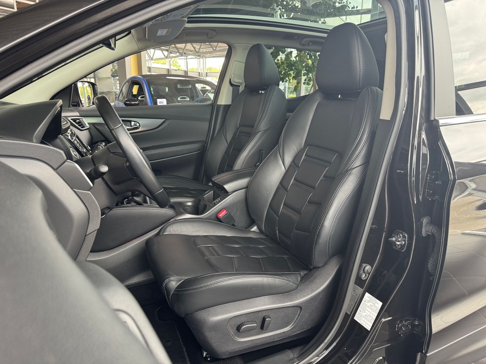 Fahrzeugabbildung Nissan Qashqai Akari PANO RFK AHK NAVI ALU