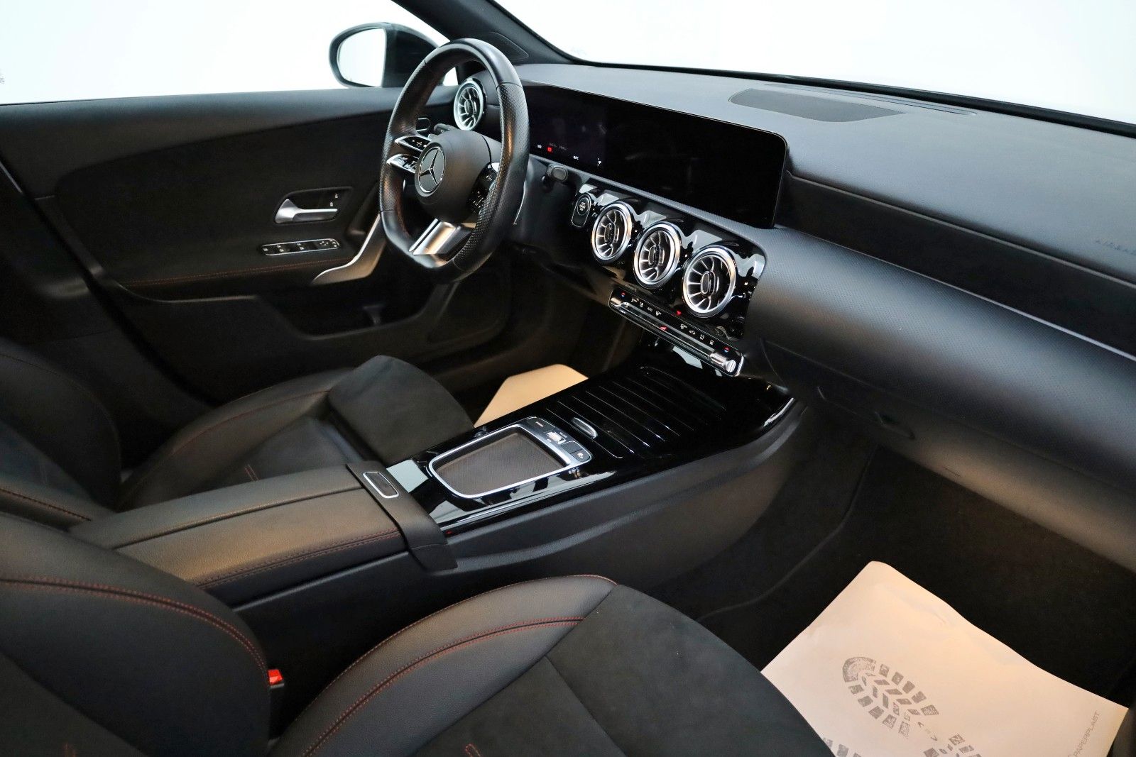 Fahrzeugabbildung Mercedes-Benz A 250 e lim. AMG Line,T.Leder,Navi,LED,ACC,Night