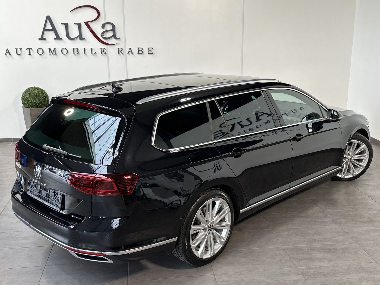 Fahrzeugabbildung Volkswagen Passat Variant 2.0 TDI 4M R-Line NAV+MED+PANO+PP