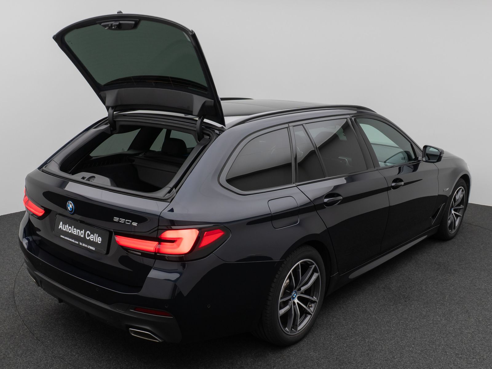 Fahrzeugabbildung BMW 530e M Sport Panorama Kamera DAB HiFi Alarm LED