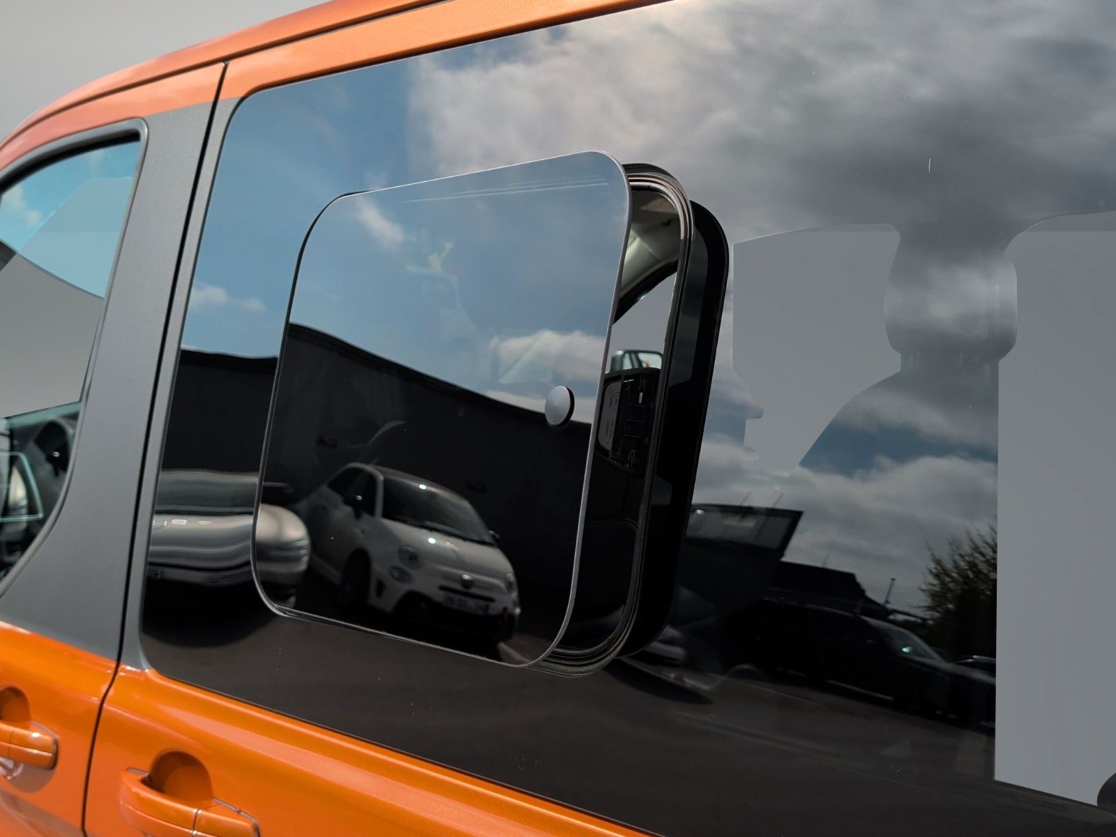 Fahrzeugabbildung Ford TOURNEO CUSTOM 320 L1 ACTIVE STHZ AHK KAM ASSIST