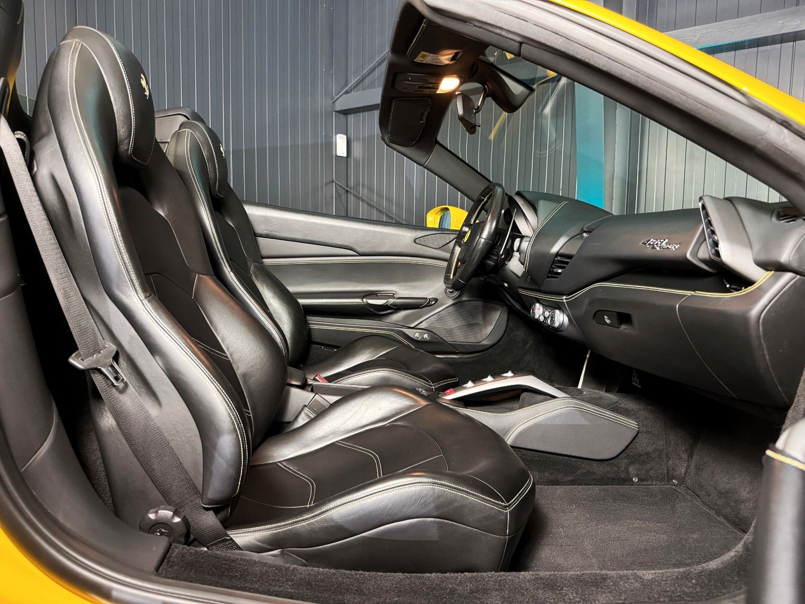 Fahrzeugabbildung Ferrari 488 Spider + Giallo Modena + Scuderia Shields