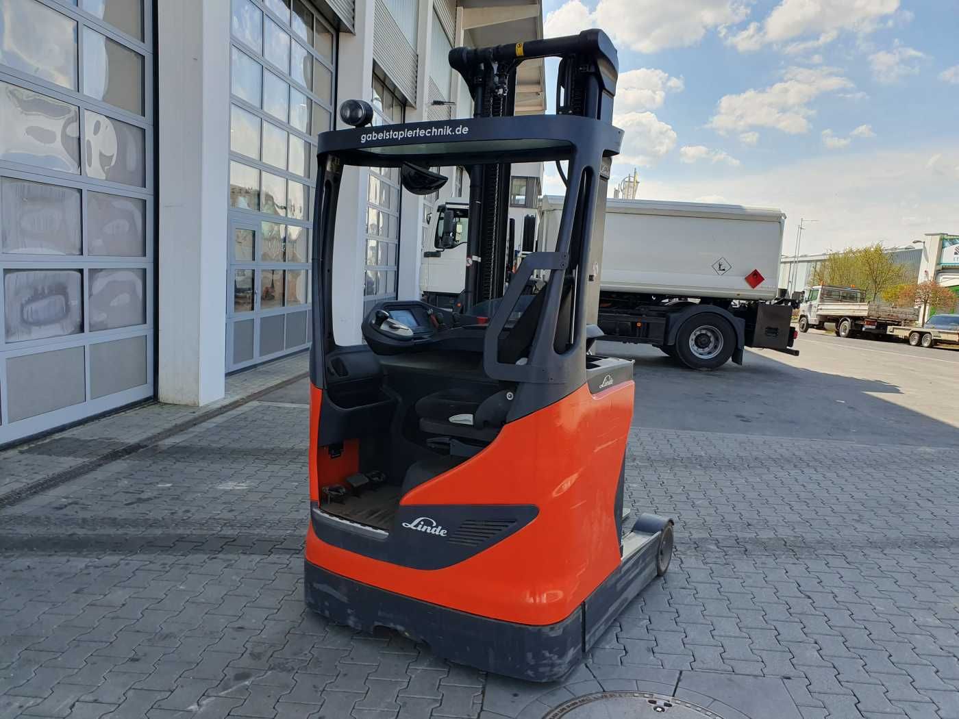 Fahrzeugabbildung Linde R12B-01 / nur 2.394h! / Hubhöhe: 6m / 2015