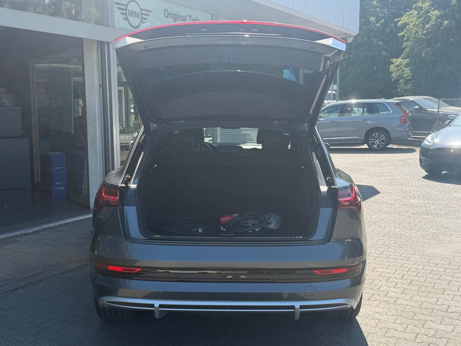 Fahrzeugabbildung Audi e-tron 55 QUATT 2X S LINE LUFT+LED+SHZ+NAVI+AHK+