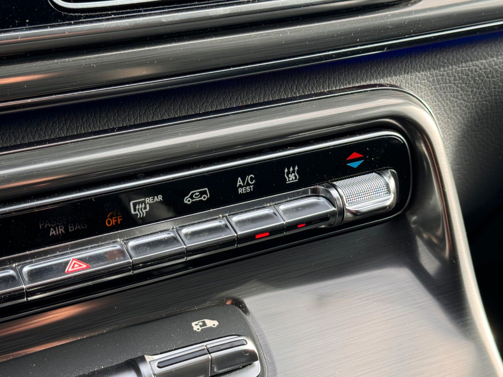 Fahrzeugabbildung Mercedes-Benz V 300 d EXCLUSIVE AIRMATIC AHK2,5 Standheiz