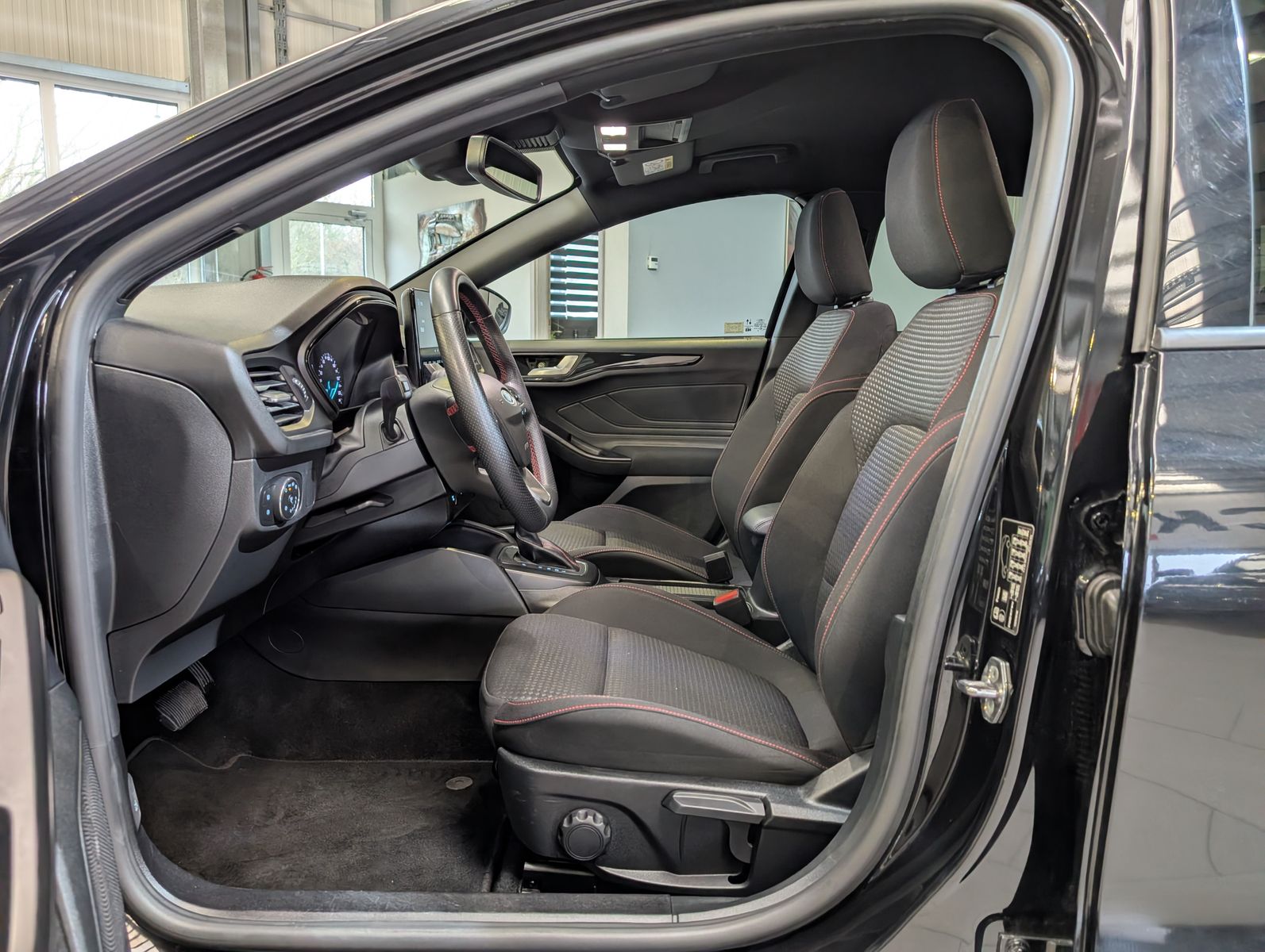 Fahrzeugabbildung Ford Focus 1.0 EcoBoost ST-Line ACC LED Styling-Paket