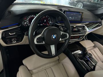 Fahrzeugabbildung BMW 530d Tour Sport Line HI-FI Pano M Sportfahrwerk