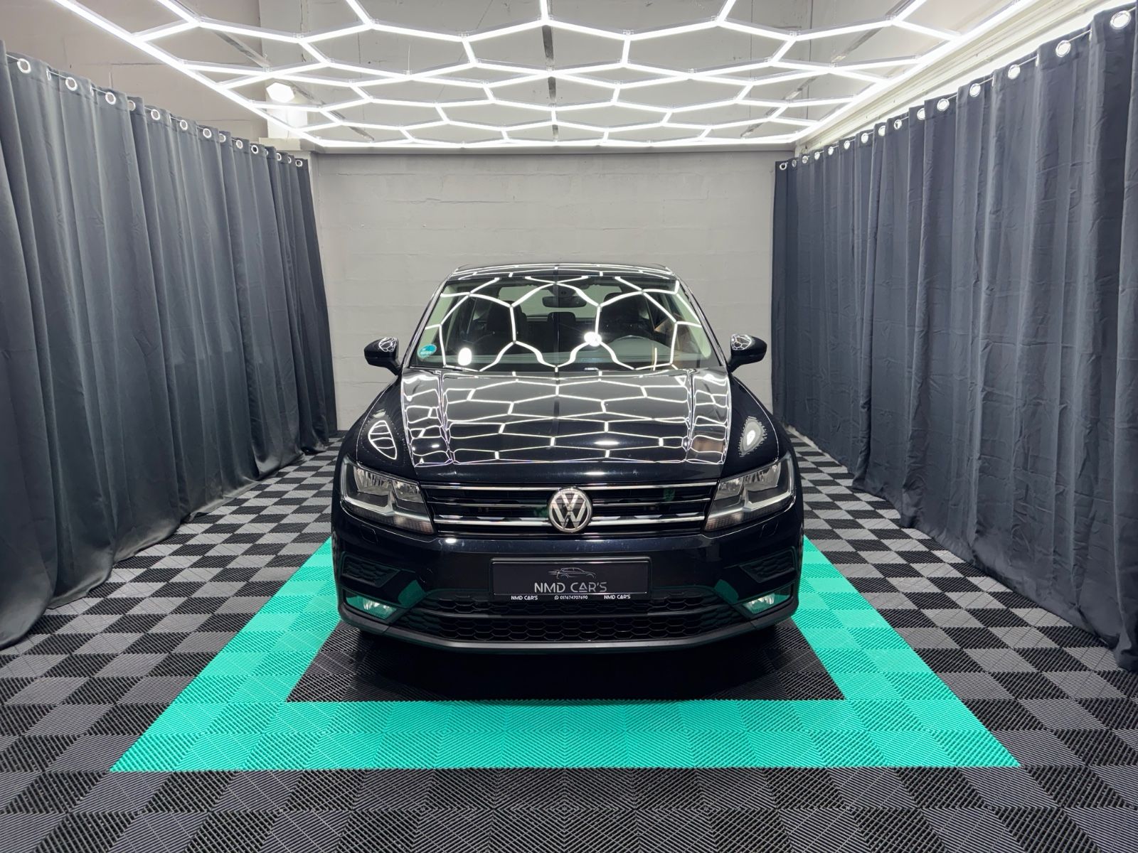 Volkswagen Tiguan - 1