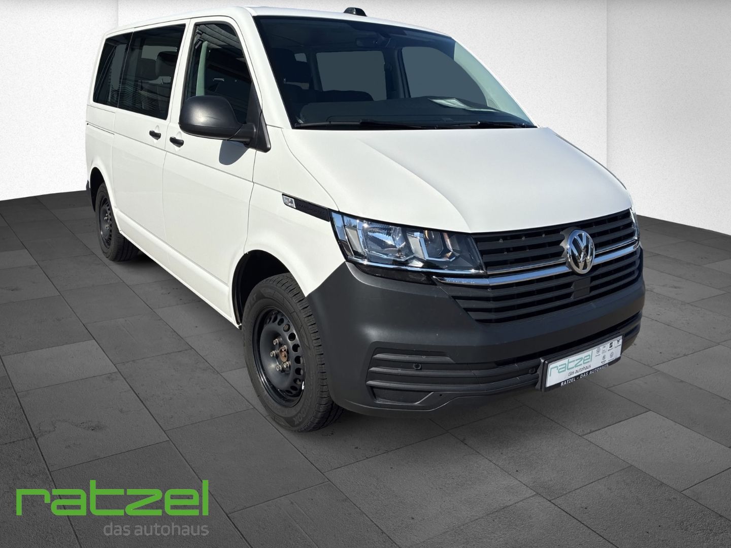 Fahrzeugabbildung Volkswagen T6.1 Kombi KR 2.0 TDI 9-Sitzer AHK DAB Rückfahrk