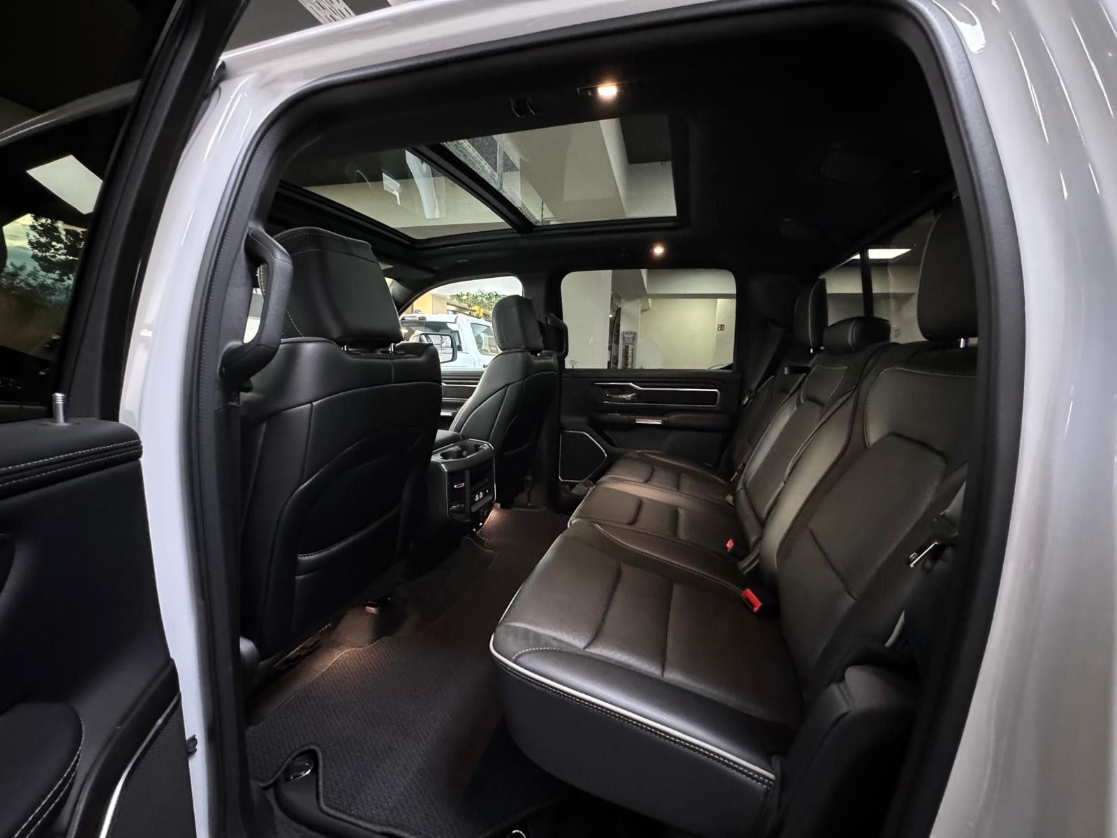 Fahrzeugabbildung Dodge LARAMIE CREW CAB SPORT  12" LUFTFEDER  HEMI 4x4