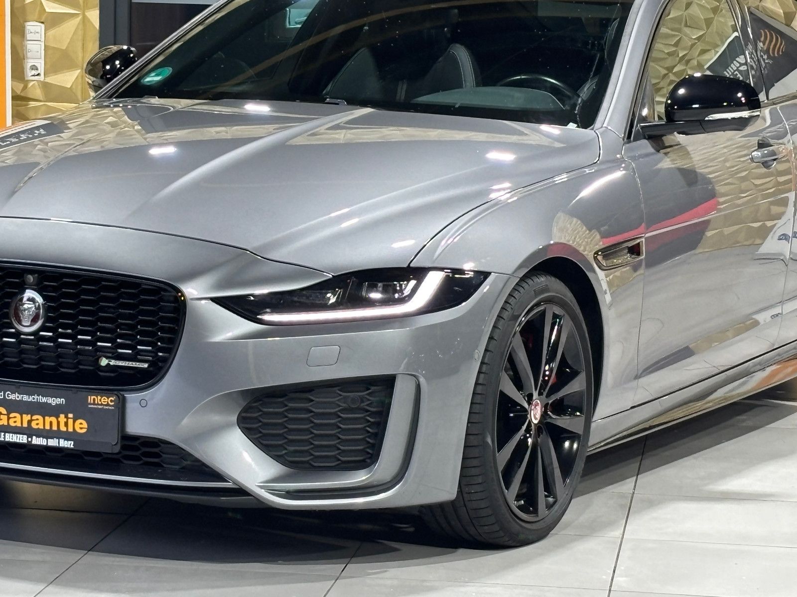 Fahrzeugabbildung Jaguar XE R-Dynamic Black/360''KAM/PANO/EXCLUSIV/MERIDI