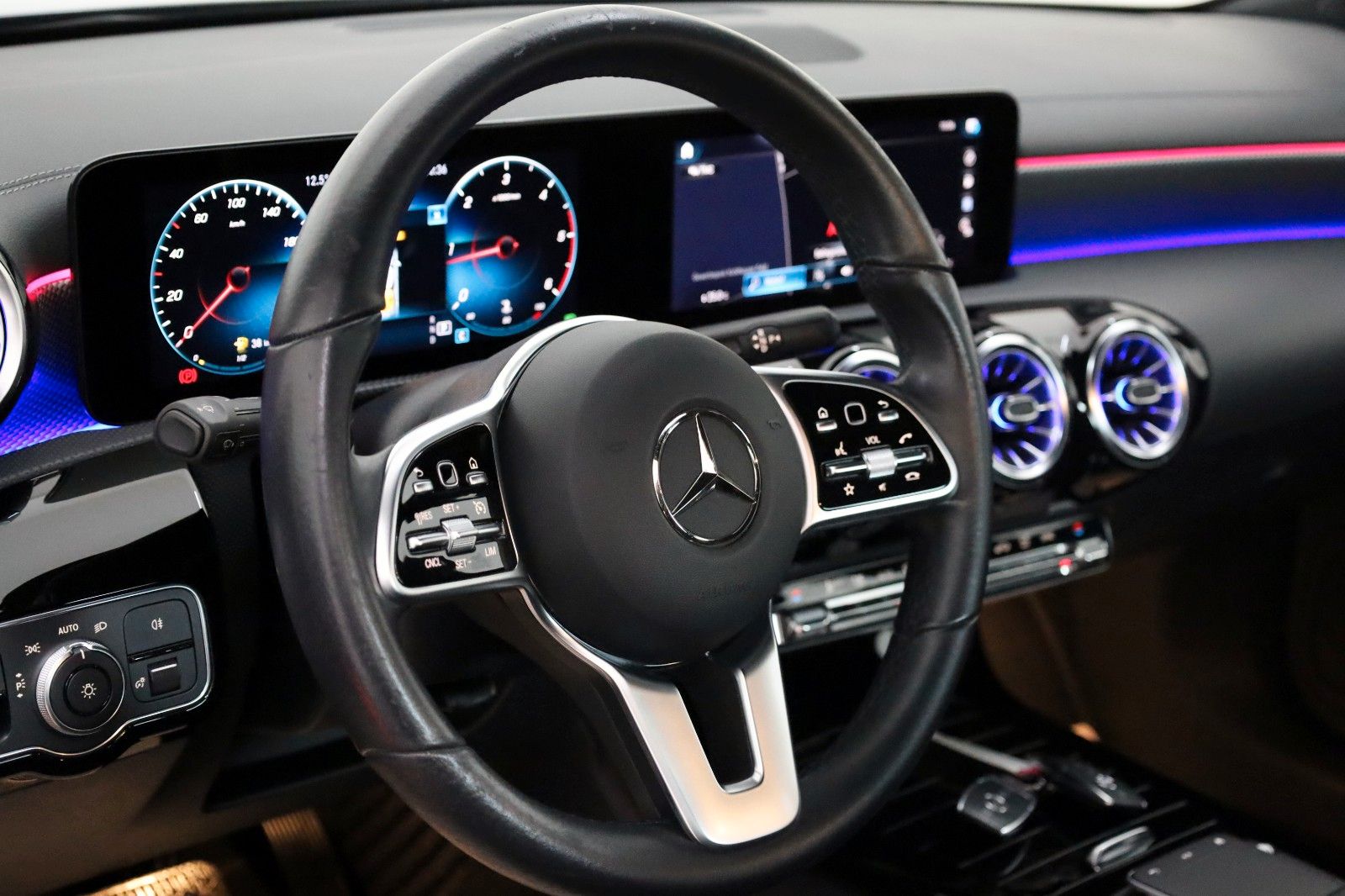 Fahrzeugabbildung Mercedes-Benz CLA 200 d Coupe Leder,Navi,LED,SH,Kamera,AHK