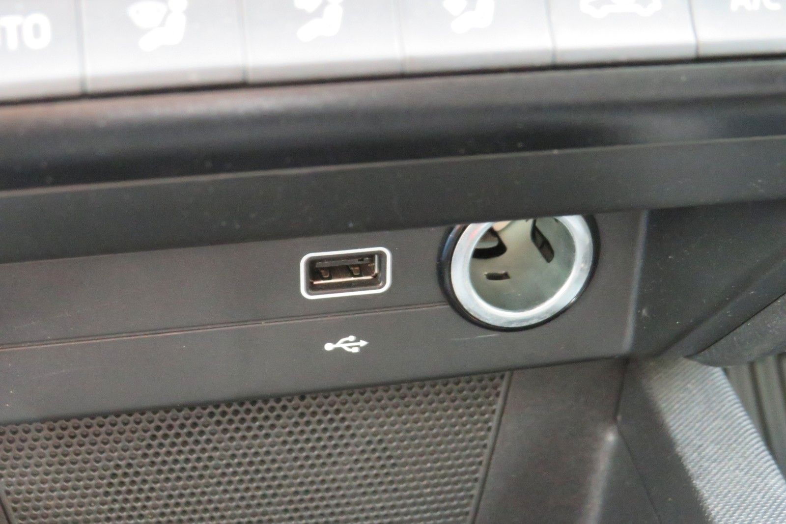 Fahrzeugabbildung SKODA Fabia Ambition DSG PDC NAVI SITZH APP 8-FACH 1.H