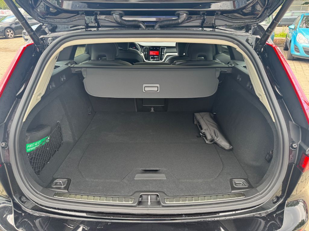Fahrzeugabbildung Volvo V60 T6 Plug-in Hybrid AWD Plus Dark+LagomPak+