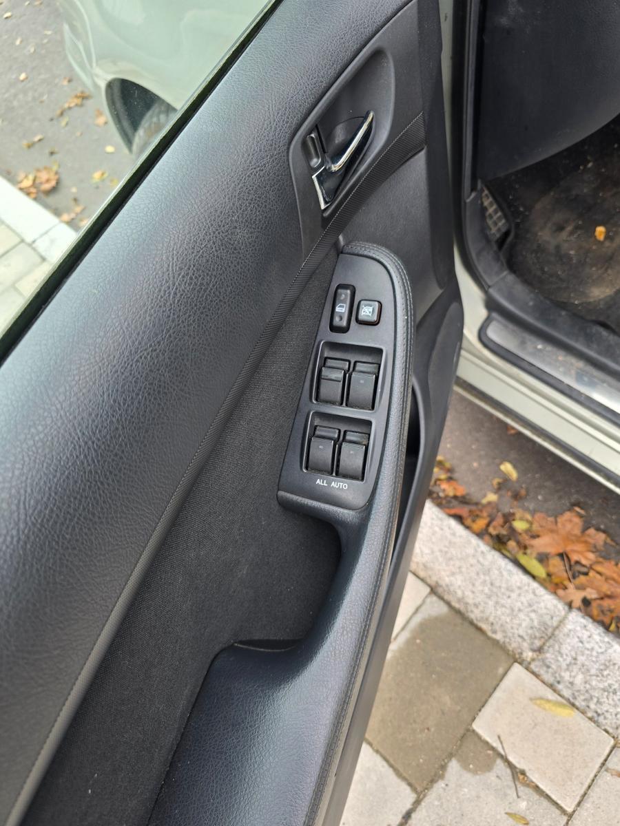 Toyota Avensis 2004 — photo 13