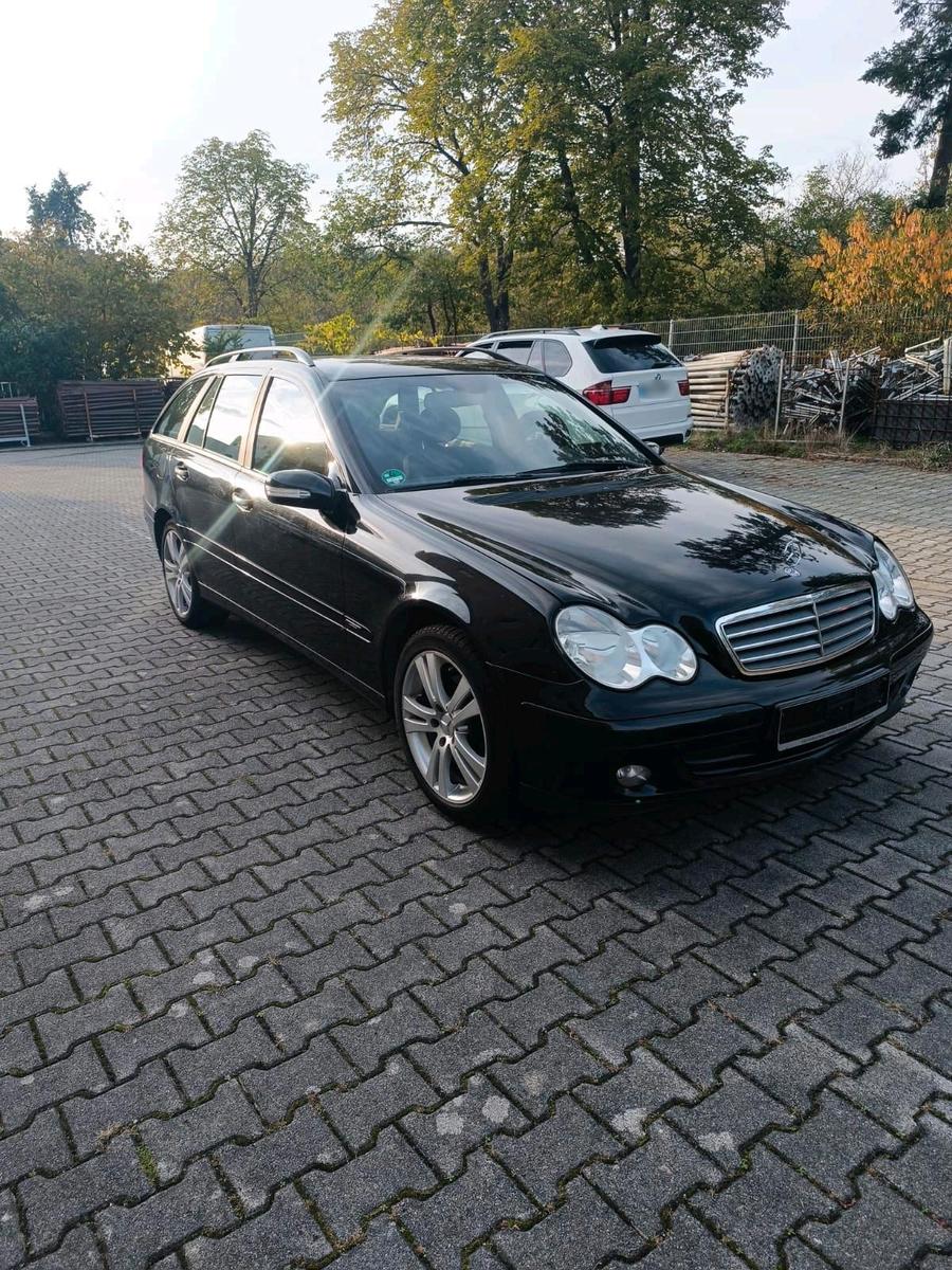 Mercedes-Benz C220 2005 — interior
