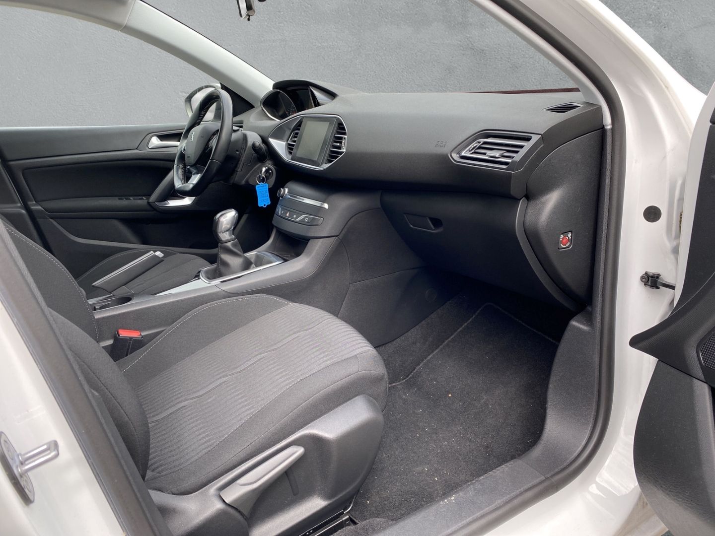 Fahrzeugabbildung Peugeot 308 SW Style 1.5 BlueHDi 130 *Panorama*Navi*Sitz