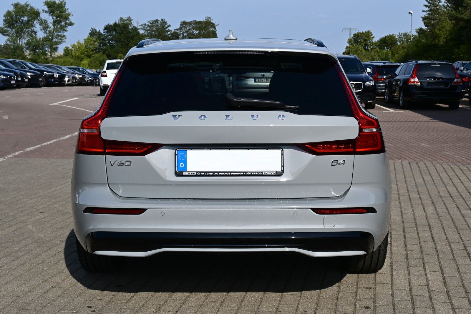 Fahrzeugabbildung Volvo V60 B4 D Auto Plus Dark*RFK*STDHZG*PANO*ACC