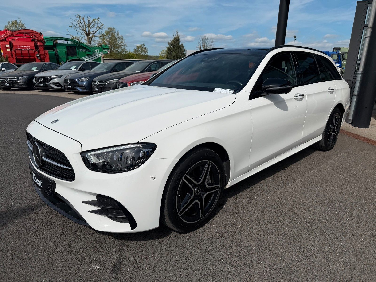 Fahrzeugabbildung Mercedes-Benz E 300e T AMG+Pano+Burm+Distr+HUD+360