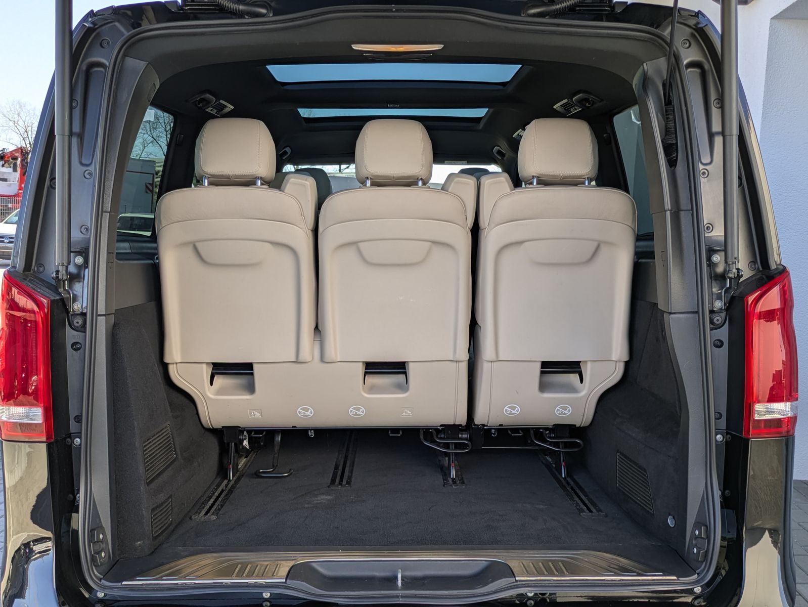 Fahrzeugabbildung Mercedes-Benz V 300 d 4MATIC AMG lang PANO*LED*LEDER*DISTR.