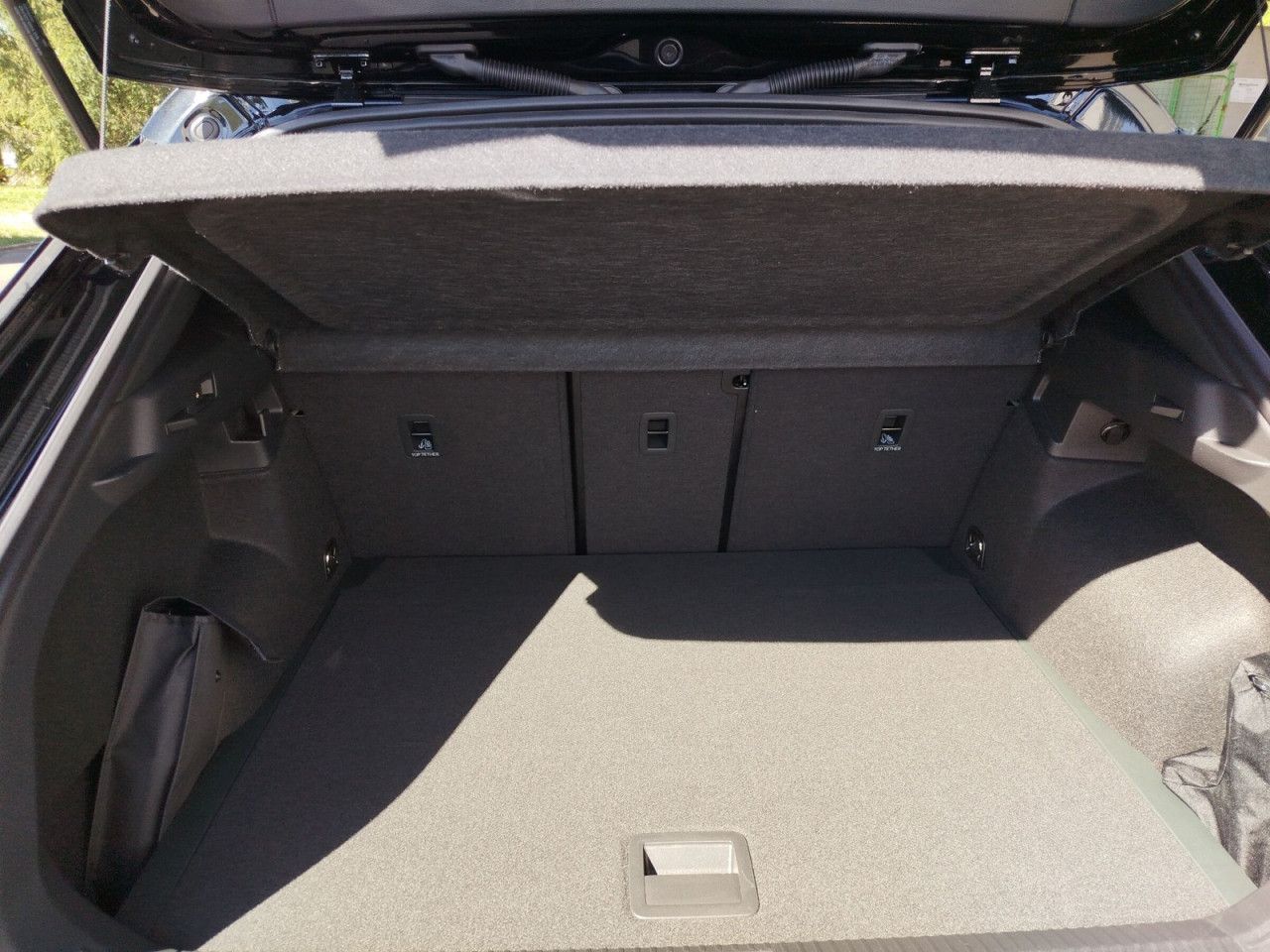 Fahrzeugabbildung Volkswagen T-ROC R-Line NF 1.5 B 110eTSID7F