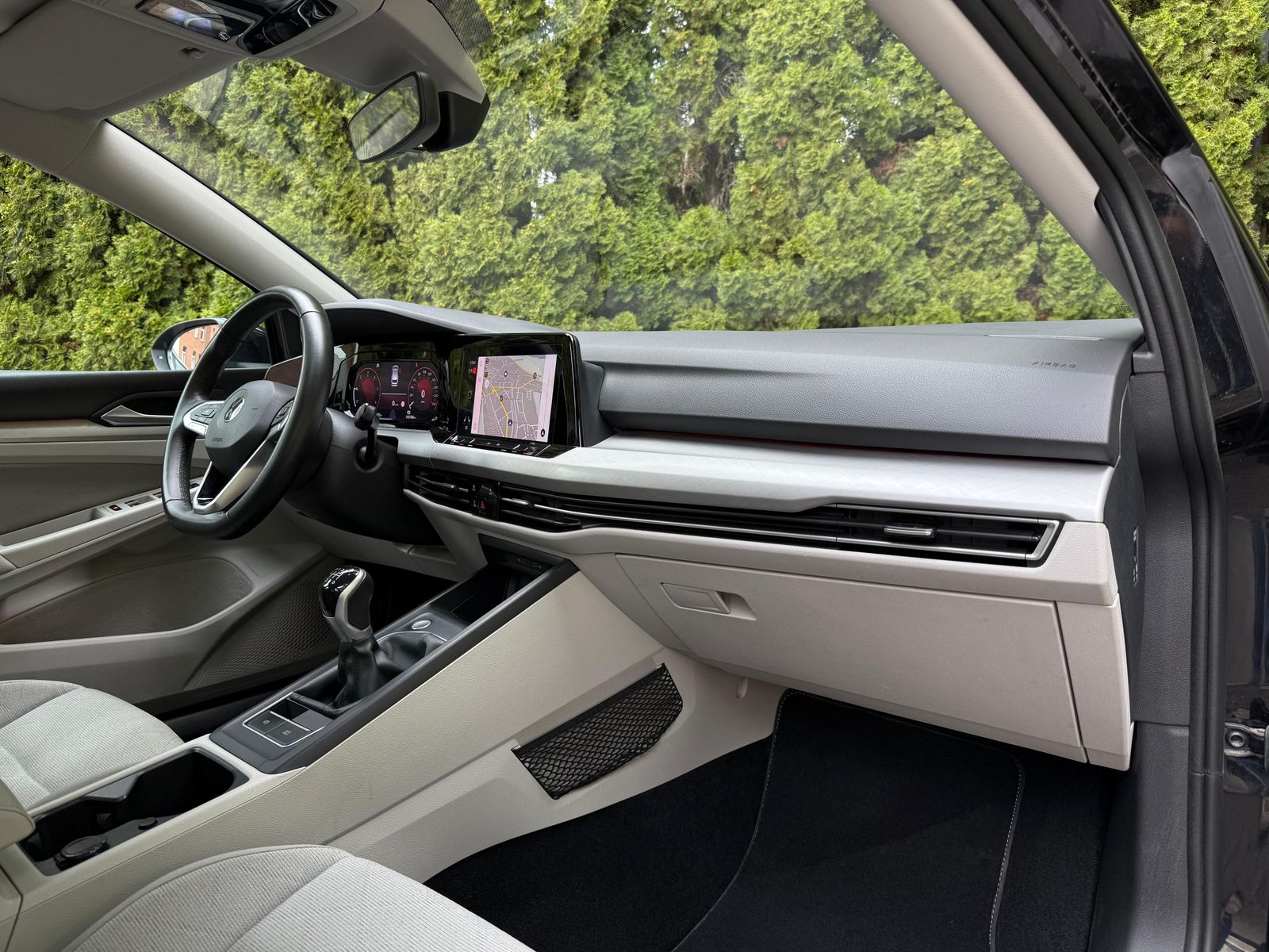 Fahrzeugabbildung Volkswagen Golf 2.0 TDI Life LED+NAVI+SHZ+AMBI+ACC+CARPLAY