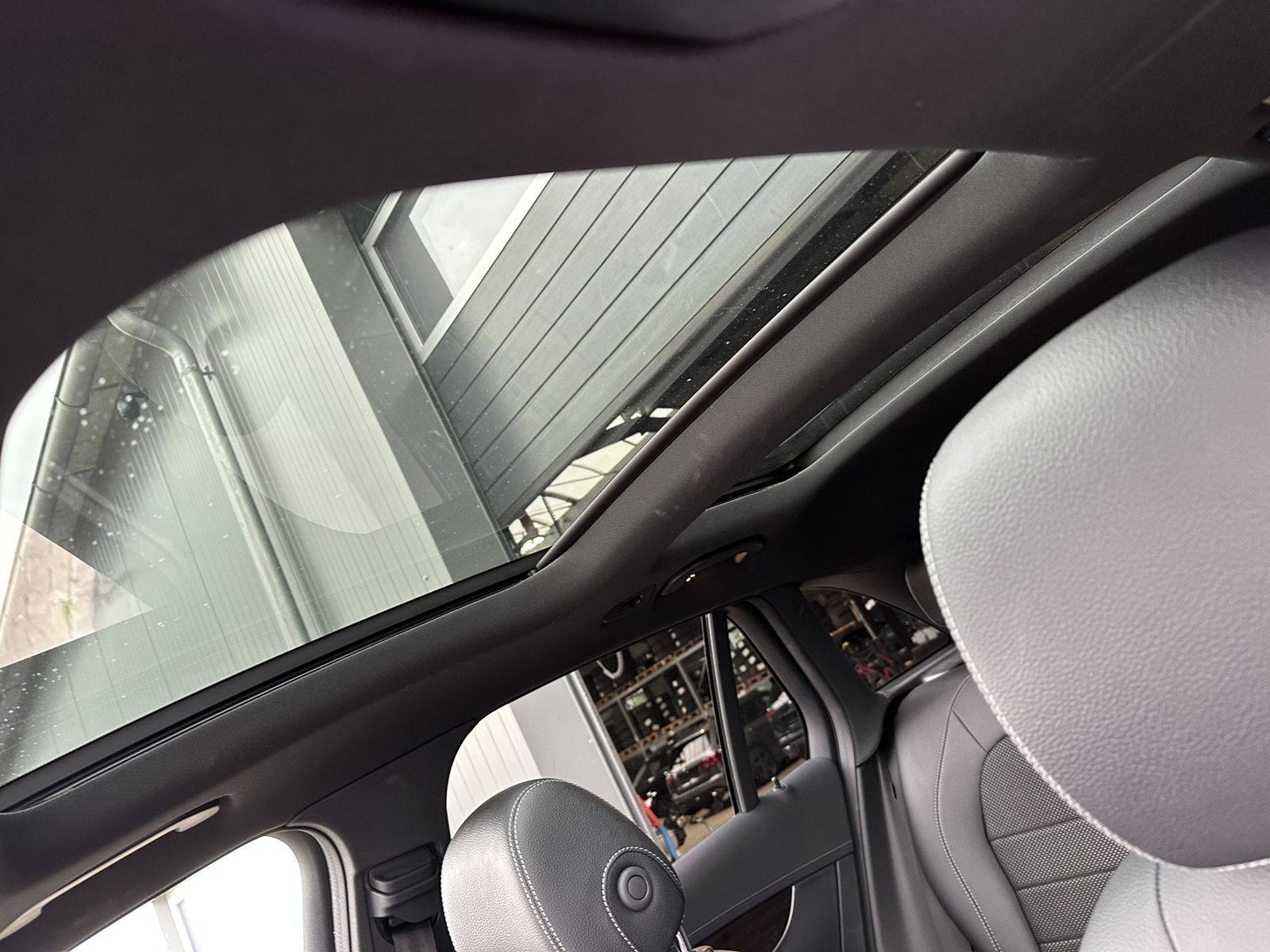 Fahrzeugabbildung Mercedes-Benz GLC 300e 4Matic Luxury NAV+LED+PANO+19ZOLL+1HD