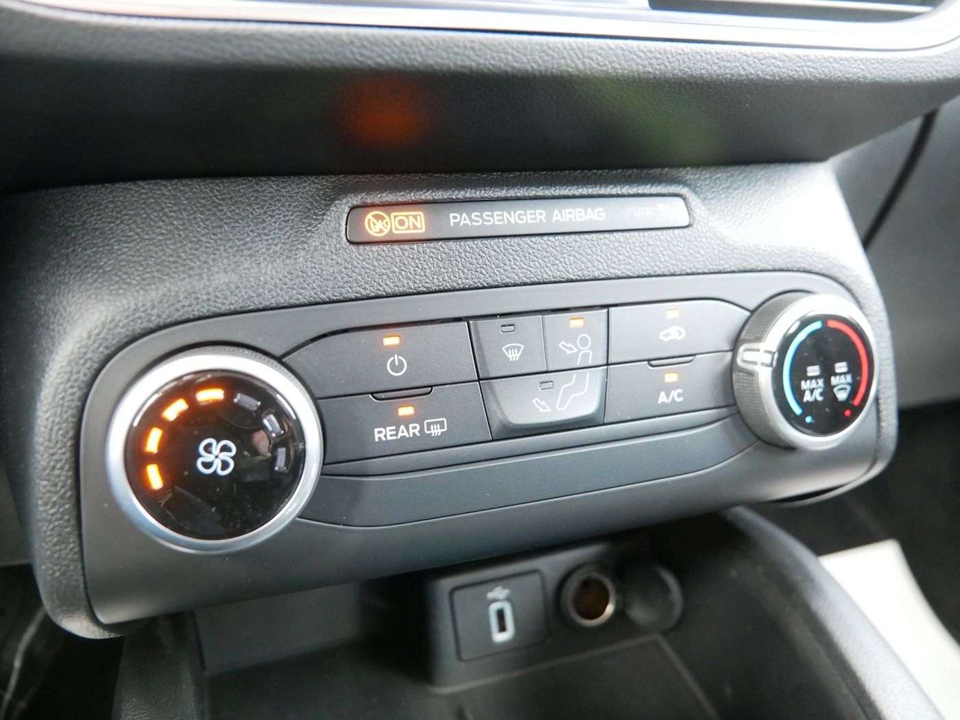 Fahrzeugabbildung Ford Focus 1.0 EcoBoost Active 1.Hand NAVI PDC Klima