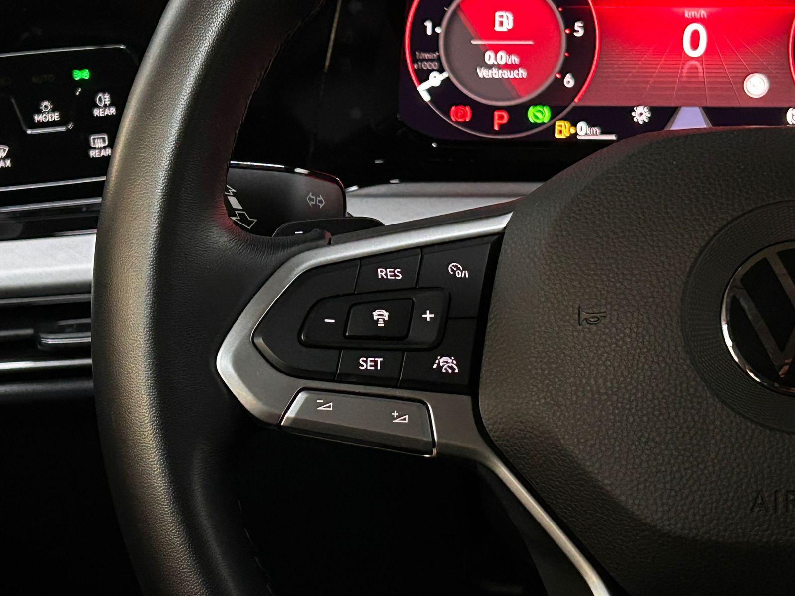 Fahrzeugabbildung Volkswagen Golf VIII Life 2,0TDI DSG VIRTU+LED+SHZ+NAVI+ACC