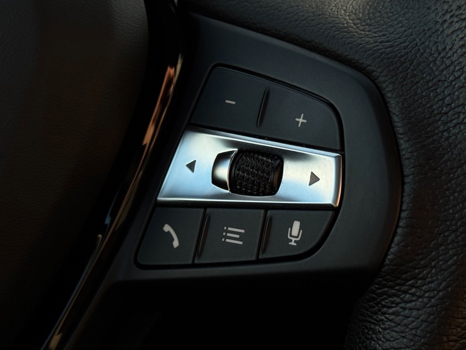 Fahrzeugabbildung BMW 118i F40 Advantage LCProf Navi Temp PDC LED DAB