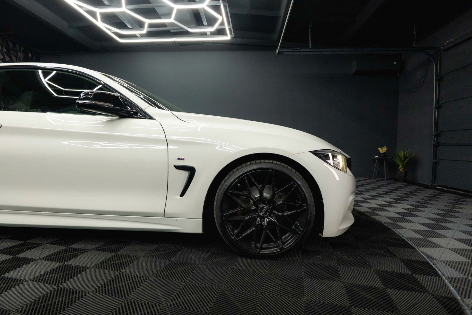 Fahrzeugabbildung BMW 420i M Sport Coupe Shadow Line Performance LCI