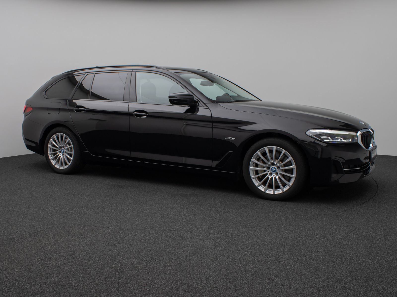 Fahrzeugabbildung BMW 530e Panorama DAB HiFi CockPitPro Alarm PDC LED