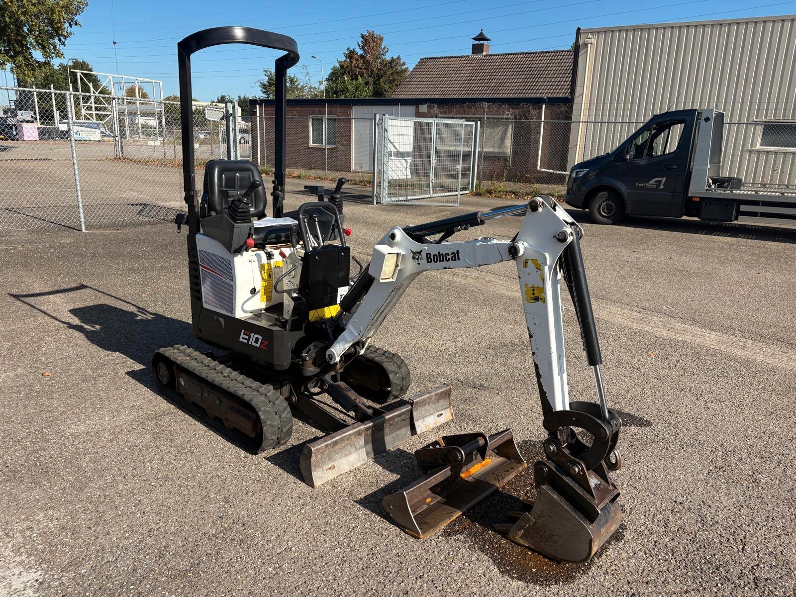Bobcat E10  2X Löffel