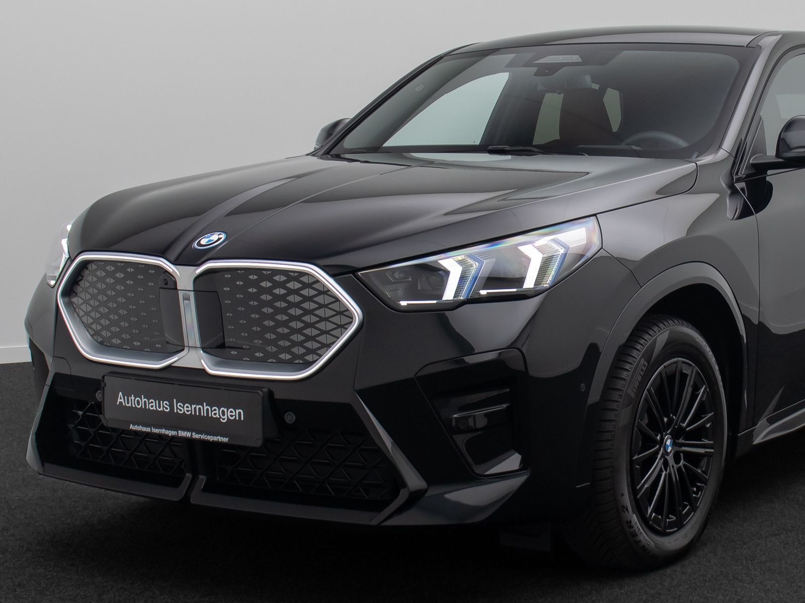 Fahrzeugabbildung BMW iX2 xD30 M Sport 360&deg;HUD DAB H/K Komfort AHK ACC