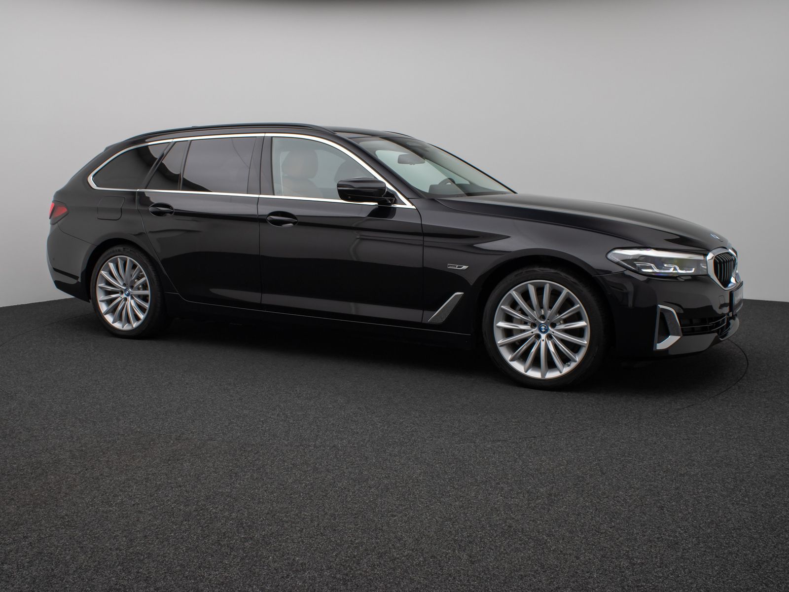 Fahrzeugabbildung BMW 530e xD LuxuryLine 360°HUD DAB AHK Komfort Sport