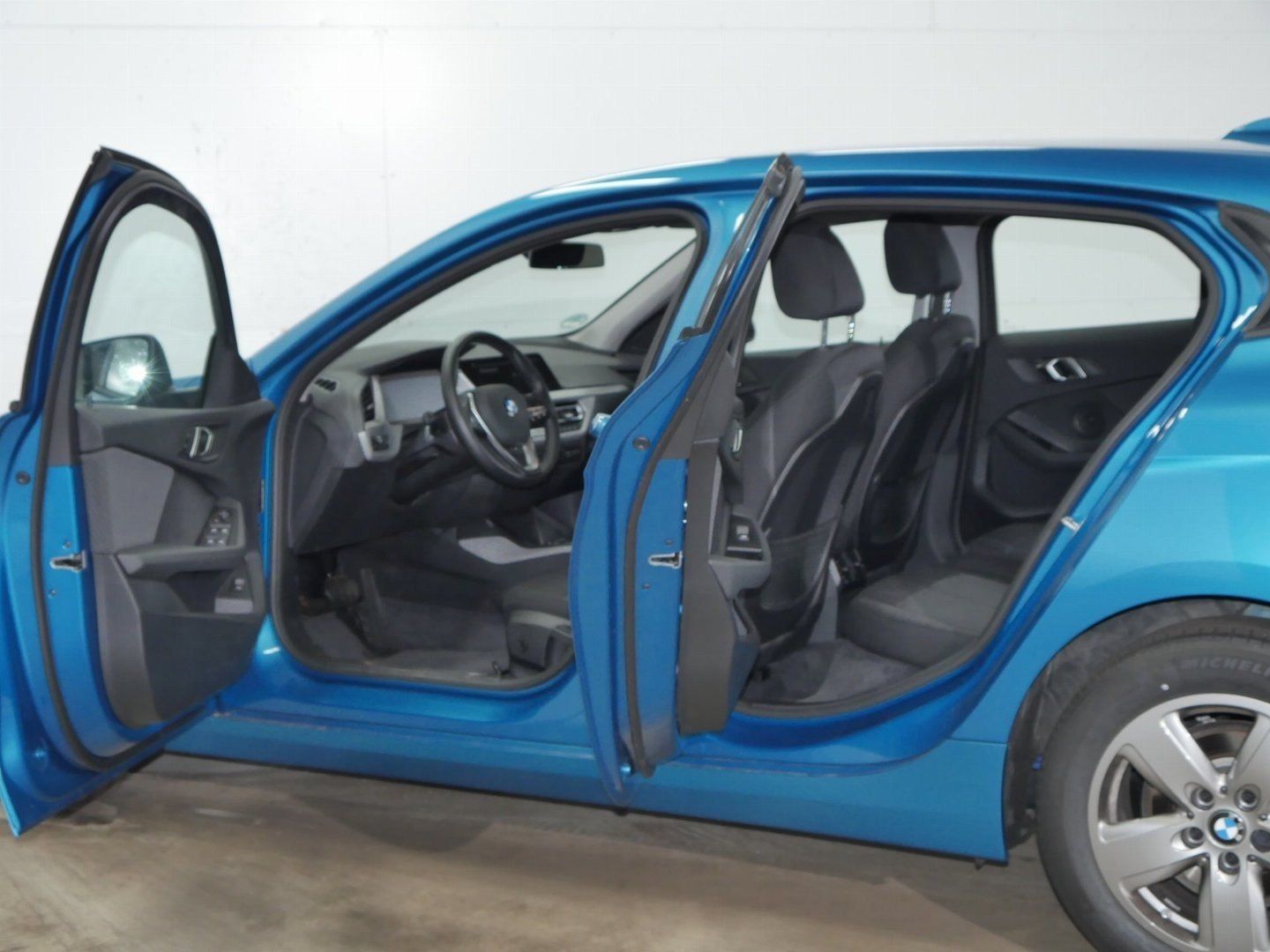 Fahrzeugabbildung BMW 116i | Außenspiegelpaket | Tempomat | Sitzheizun
