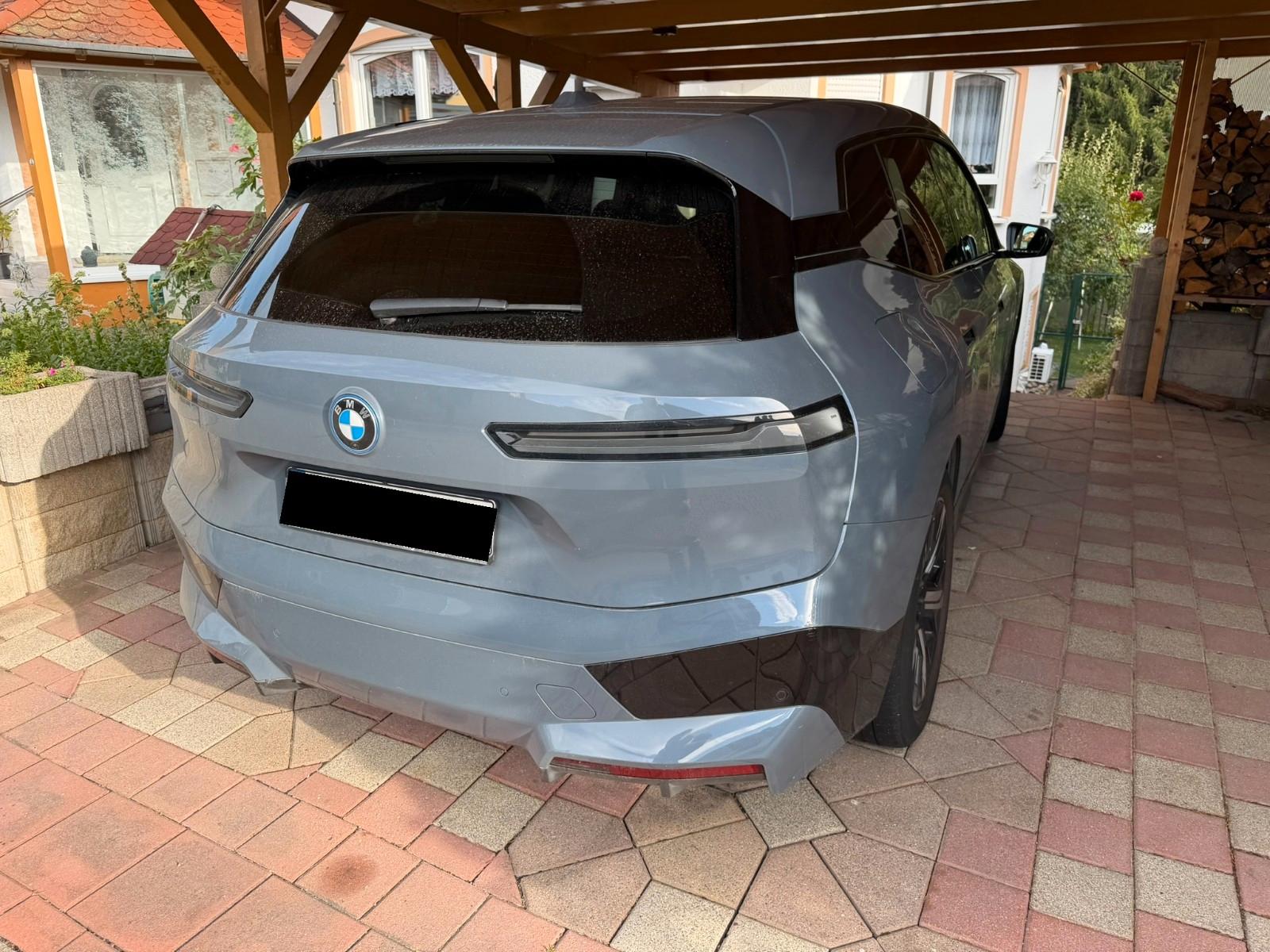 BMW iX xDrive50 - Storm Bay - Naturleder Castanea