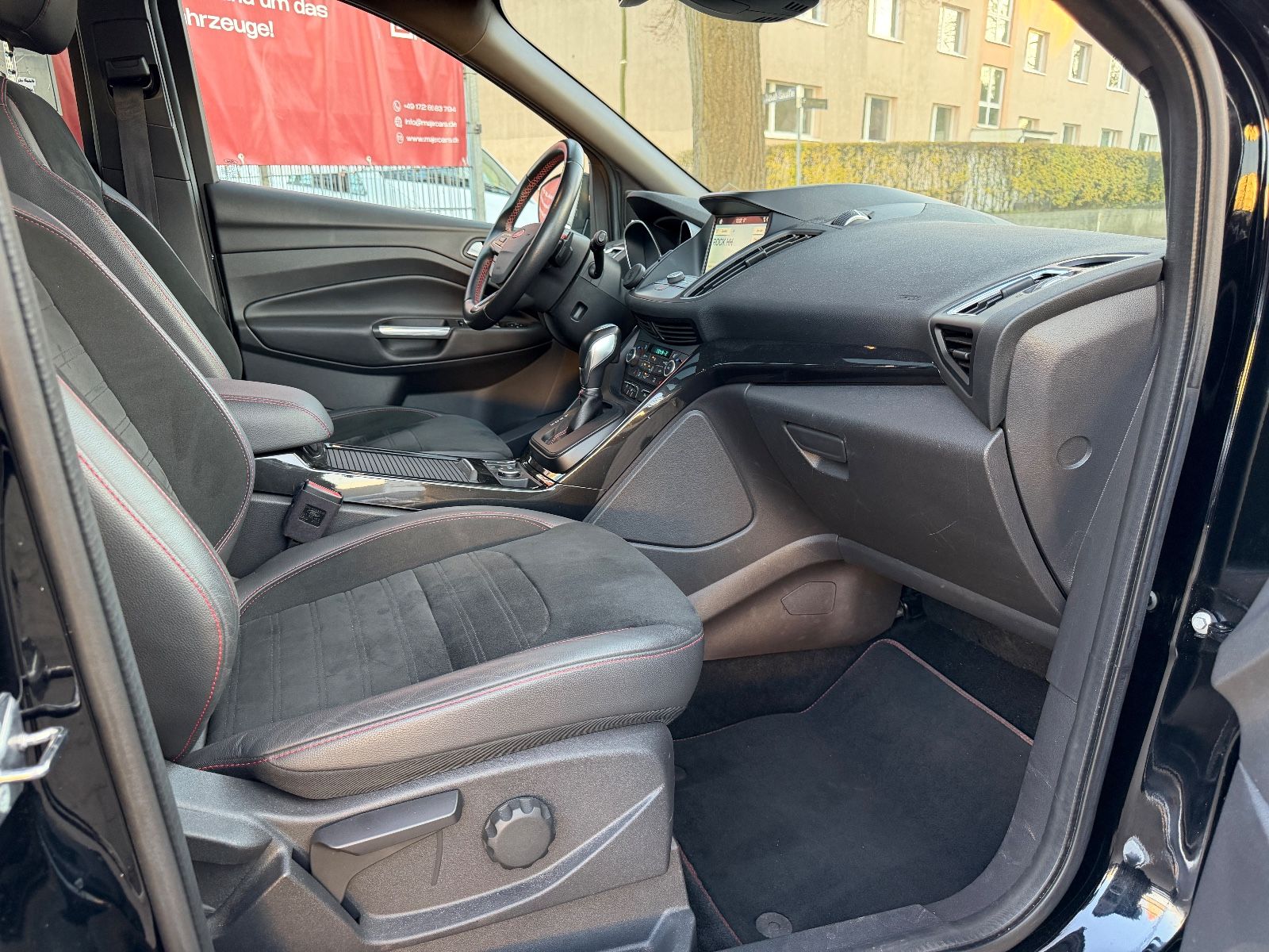 Fahrzeugabbildung Ford Kuga ST-Line ALLRAD*PANO*ALCANTARA*AHK*