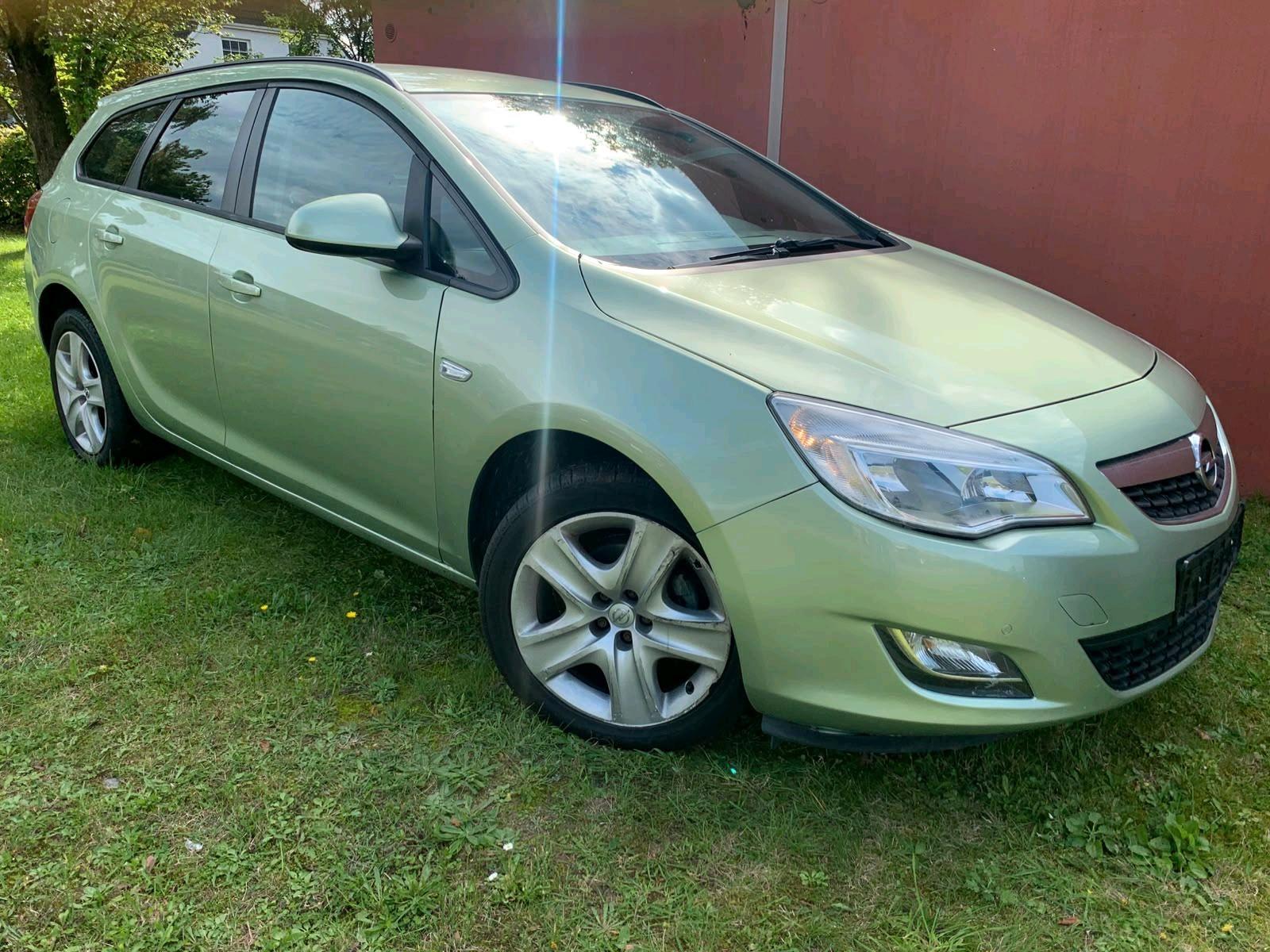 Opel Astra 2011 — rear view