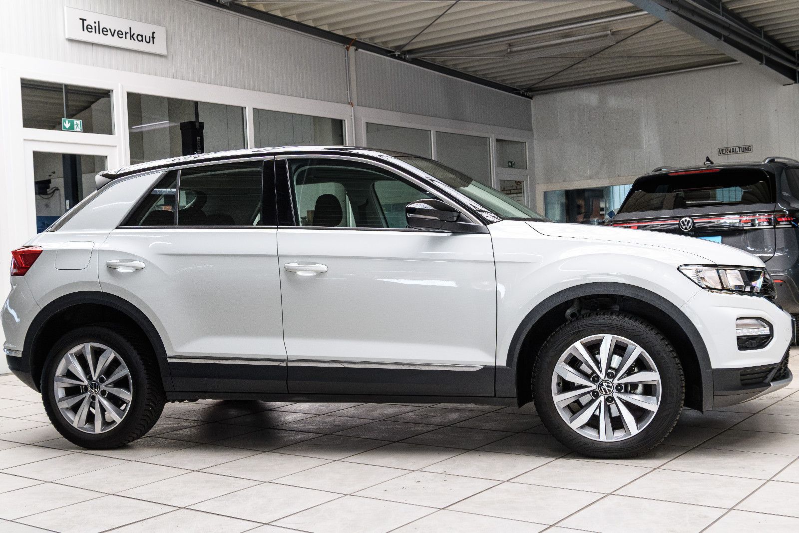 Fahrzeugabbildung Volkswagen T-Roc Style +Bicolor +Navi *GJR+SHZ+LANE ASS